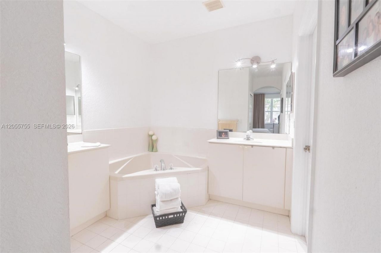 8526 NW 108th Ave, Unit 8526, Doral, FL 33178 Photo