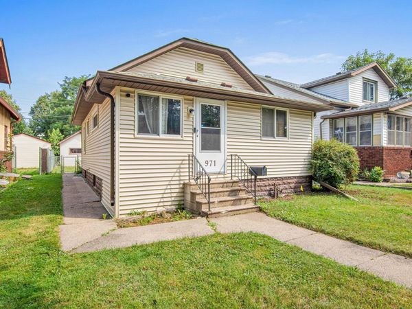 971 Lawson Avenue E, Saint Paul, MN 55106