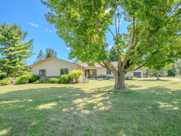 9845 James Drive, Saline, MI 48176