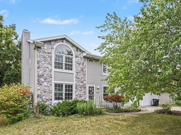 2250 Yorktown Drive SE, Kentwood, MI 49508