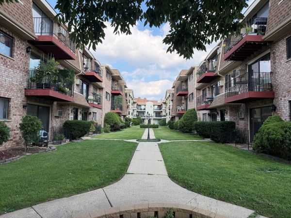 5303 N Delphia Avenue , Unit 304, Chicago, IL 60656