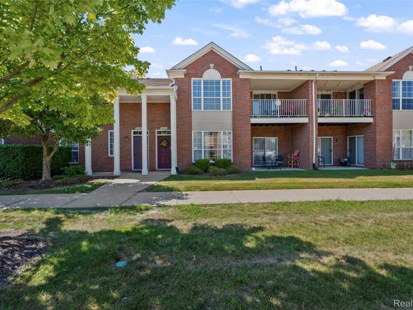 16450 Chatham Drive , Unit 136, Macomb Township, Mi 48044