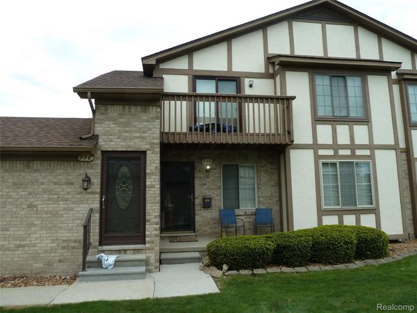 958 Country Club Drive , Unit 6, St Clair Shores, Mi 48082