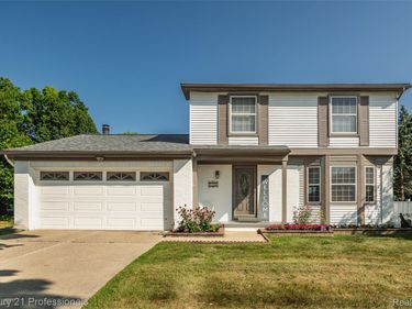 808 Oak Ridge Court, Brighton, Mi 48116