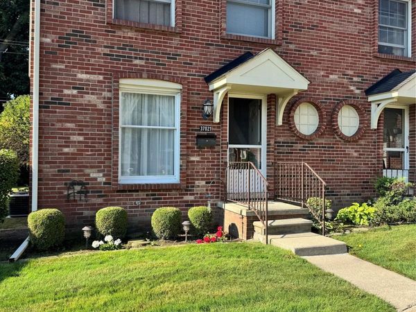 37021 Charter Oaks Boulevard , Unit 14, Clinton Township, Mi 48036