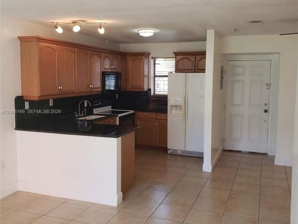 8425 NW 8th St, Unit 104, Miami, FL 33126