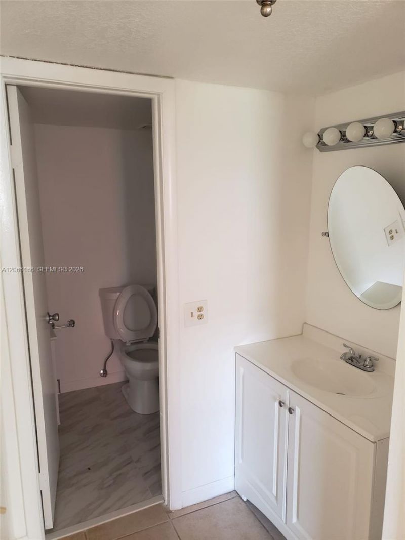 8425 NW 8th St, Unit 104, Miami, FL 33126 Photo