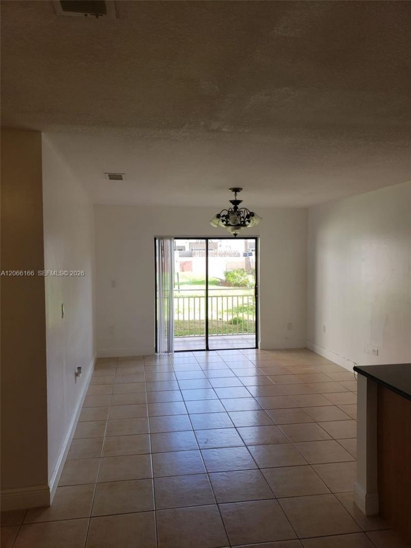 8425 NW 8th St, Unit 104, Miami, FL 33126 Photo