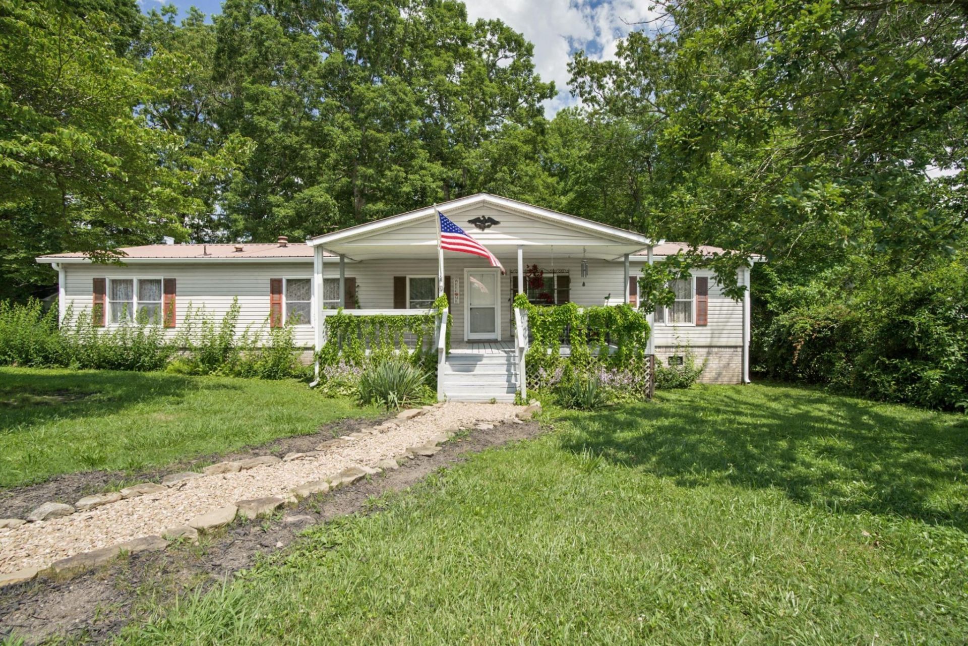 1047 Phillips Dr , Monterey, TN 38574 Main Photo