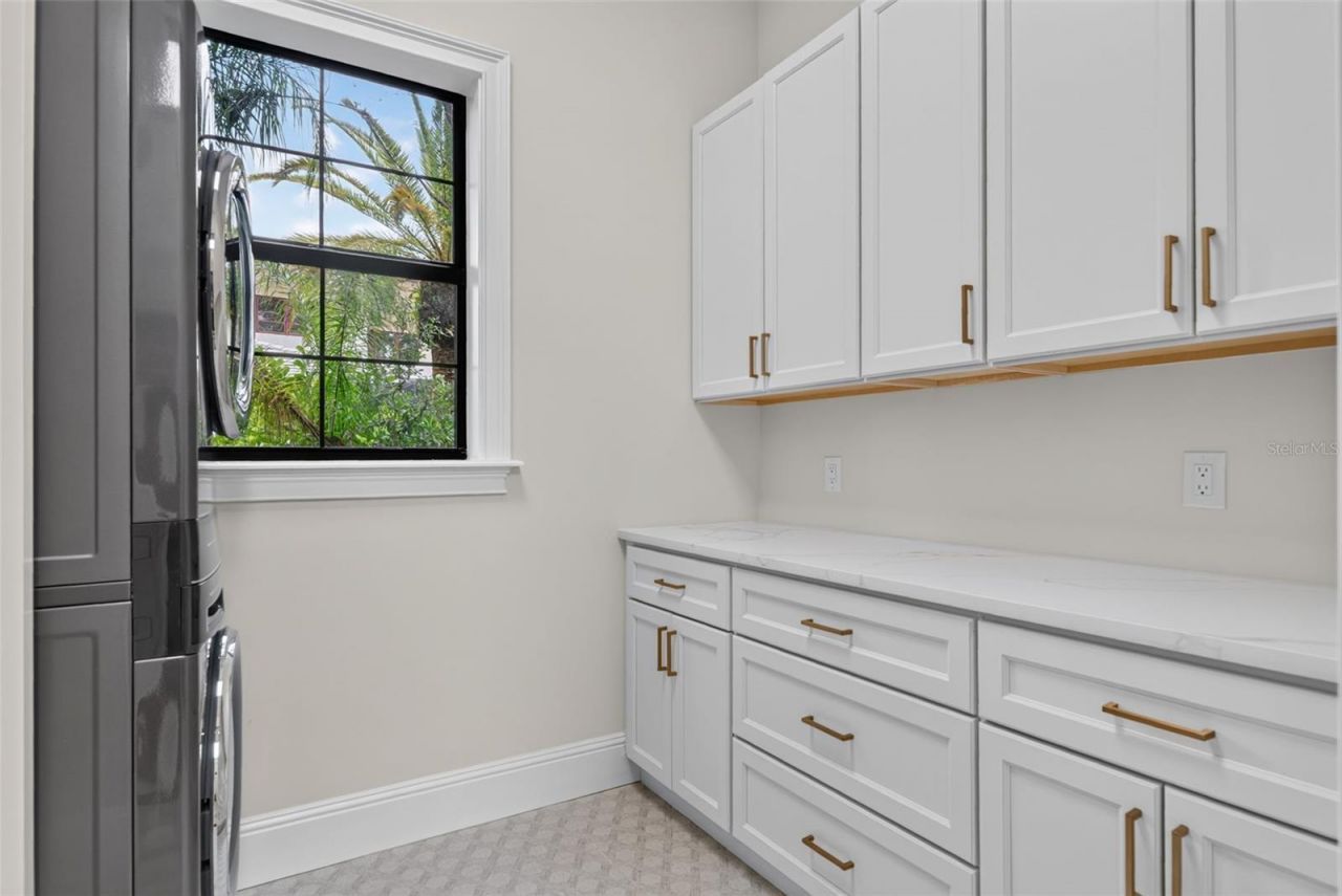 656 Tropical Circle, Sarasota, FL 34242 Photo
