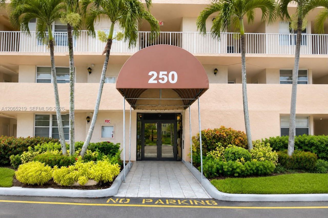 250 Jacaranda Dr, Unit 805, Plantation, FL 33324 Photo