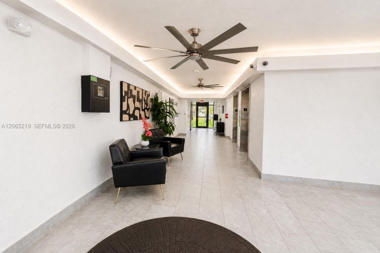 250 Jacaranda Dr, Unit 805, Plantation, FL 33324 Photo