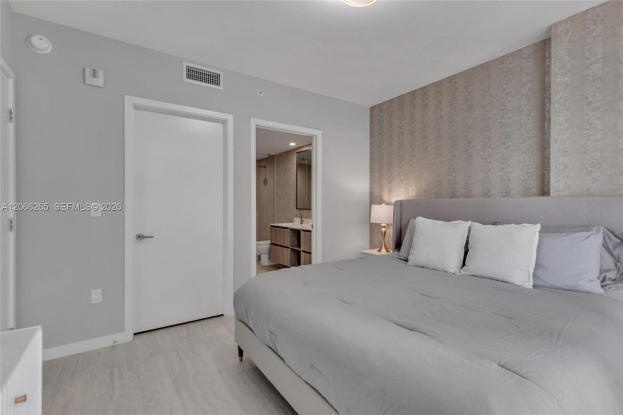 77 SE 5th St, Unit 2006, Miami, FL 33131 Photo