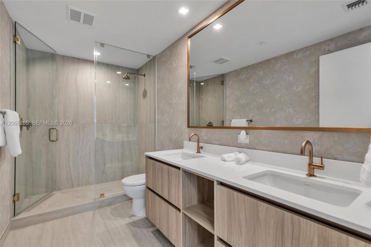 77 SE 5th St, Unit 2006, Miami, FL 33131 Photo