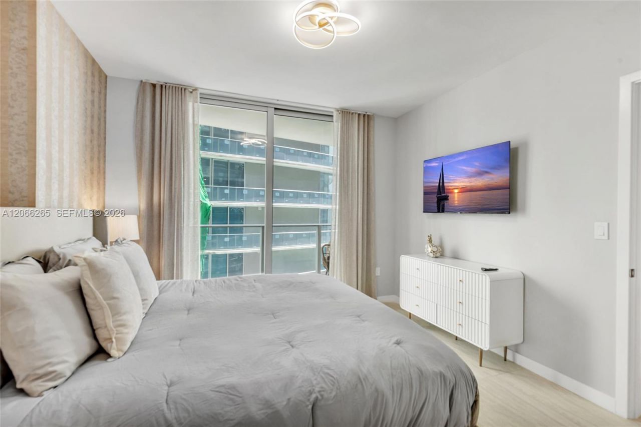 77 SE 5th St, Unit 2006, Miami, FL 33131 Photo