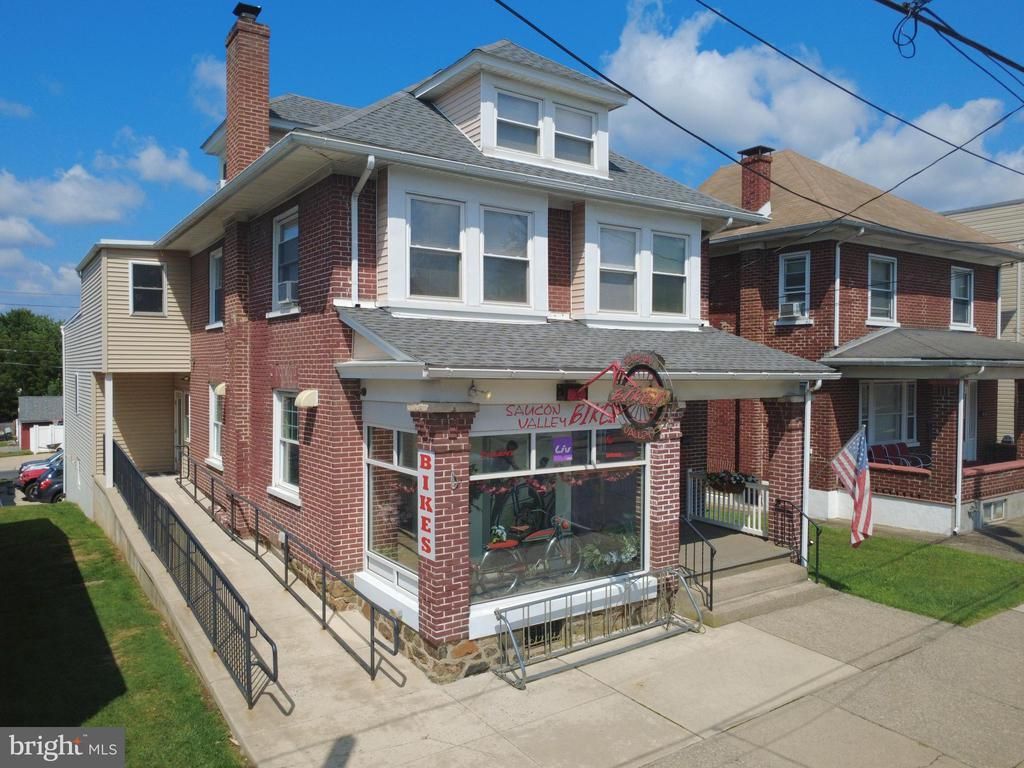 824 MAIN STREET , HELLERTOWN, PA 18055