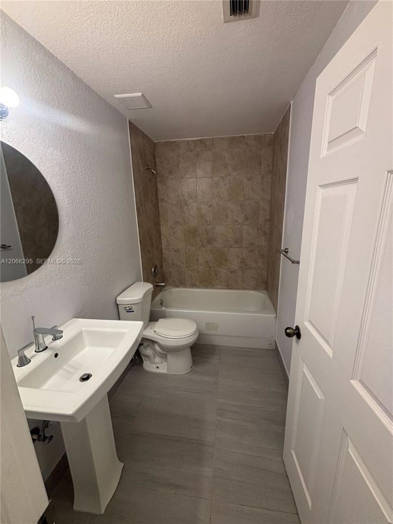 14042 NE 2nd Ave, Unit 14042, Miami, FL 33161 Photo
