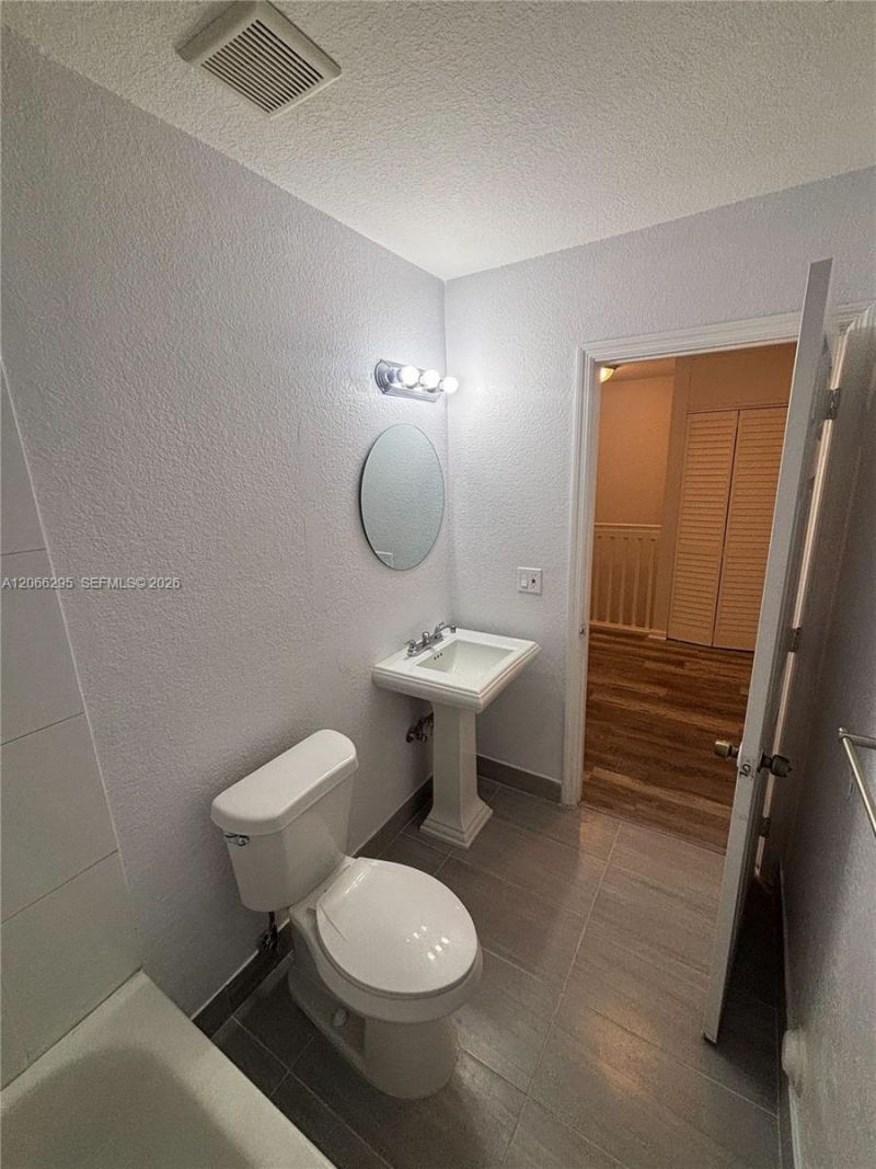 14042 NE 2nd Ave, Unit 14042, Miami, FL 33161 Photo