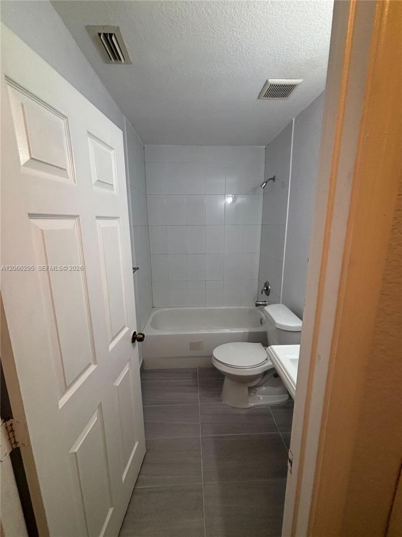 14042 NE 2nd Ave, Unit 14042, Miami, FL 33161 Photo