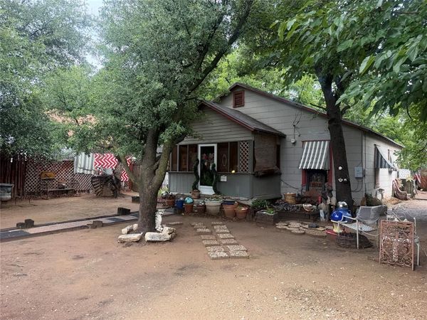 608 E Wichita Street , Henrietta, TX 76365