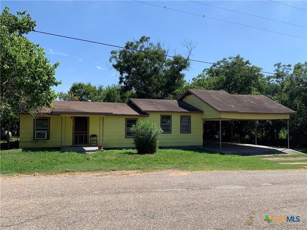 307 E Welborn Avenue, Smiley, TX 78159