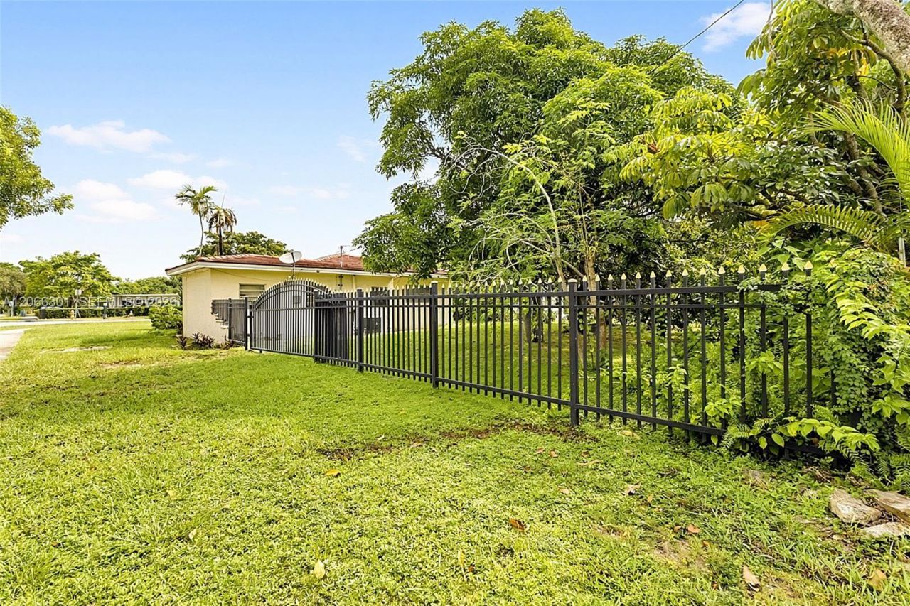1200 NE 131st St, North Miami, FL 33161 Photo