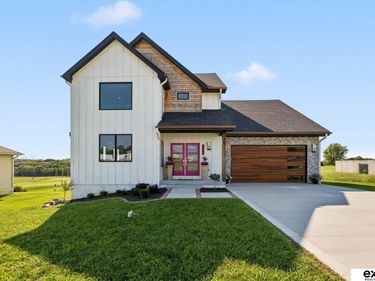 8602 Lake Ridge Drive, Plattsmouth, NE 68048