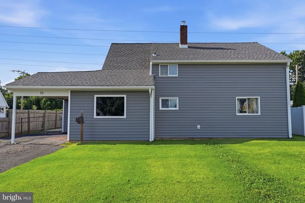 11 GRASSPOND ROAD , LEVITTOWN, PA 19057