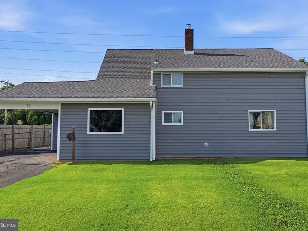 11 GRASSPOND ROAD, LEVITTOWN, PA 19057