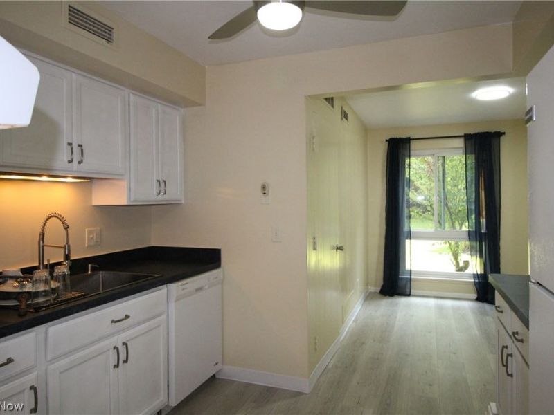 6270 Greenwood, Unit 302, Sagamore Hills, OH 44067 Photo 2