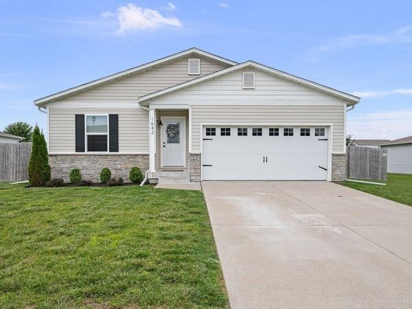 1642 WESTPORT DR, Davenport, IA 52804