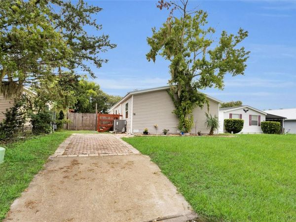 16 CAYMAN CIRCLE , UMATILLA, FL 32784