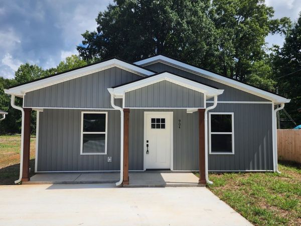 904 East Decherd Street , Tullahoma, TN 37388