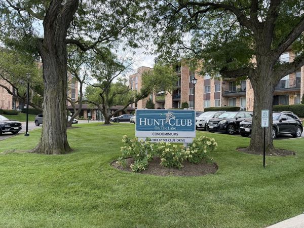 1101 S Hunt Club Drive, Unit 214, Mount Prospect, IL 60056