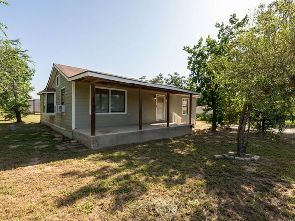 620 Viewpoint Dr, Poteet, TX 78065