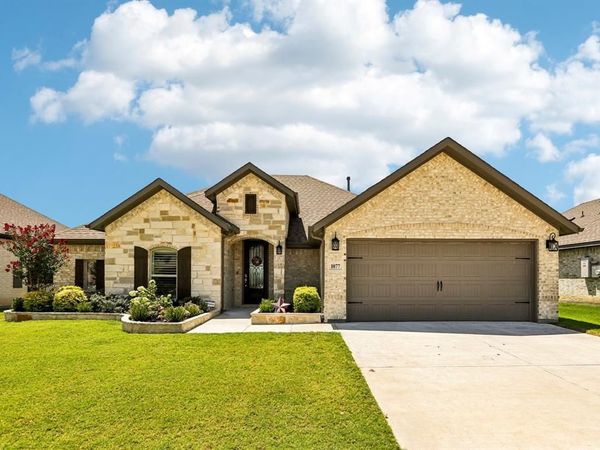 1077 Fleetwood Drive, Justin, TX 76247