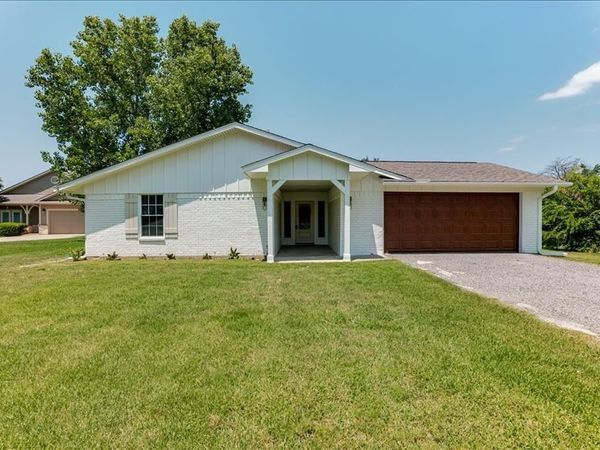 104 Pontiac Drive, Lake Kiowa, TX 76240