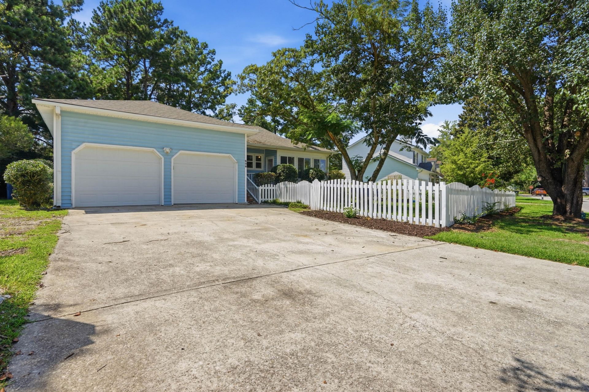 608 Dolphin Drive Photo 2