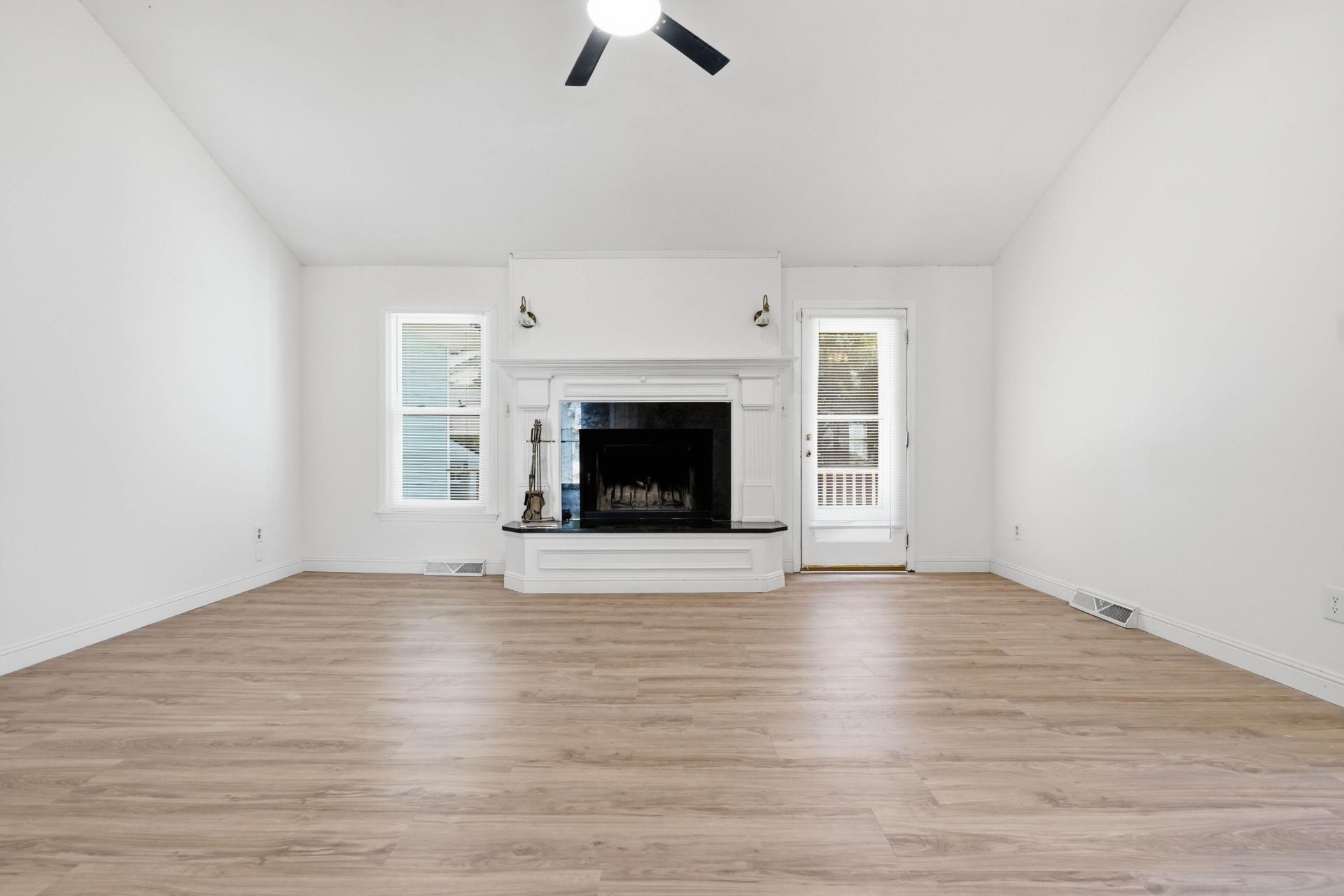 608 Dolphin Drive Photo 6