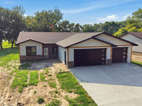 12999 Willowood Drive, Aberdeen, SD 57401