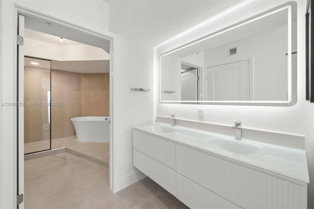 6301 Collins Ave , Unit 2307, Miami Beach, FL 33141 Photo