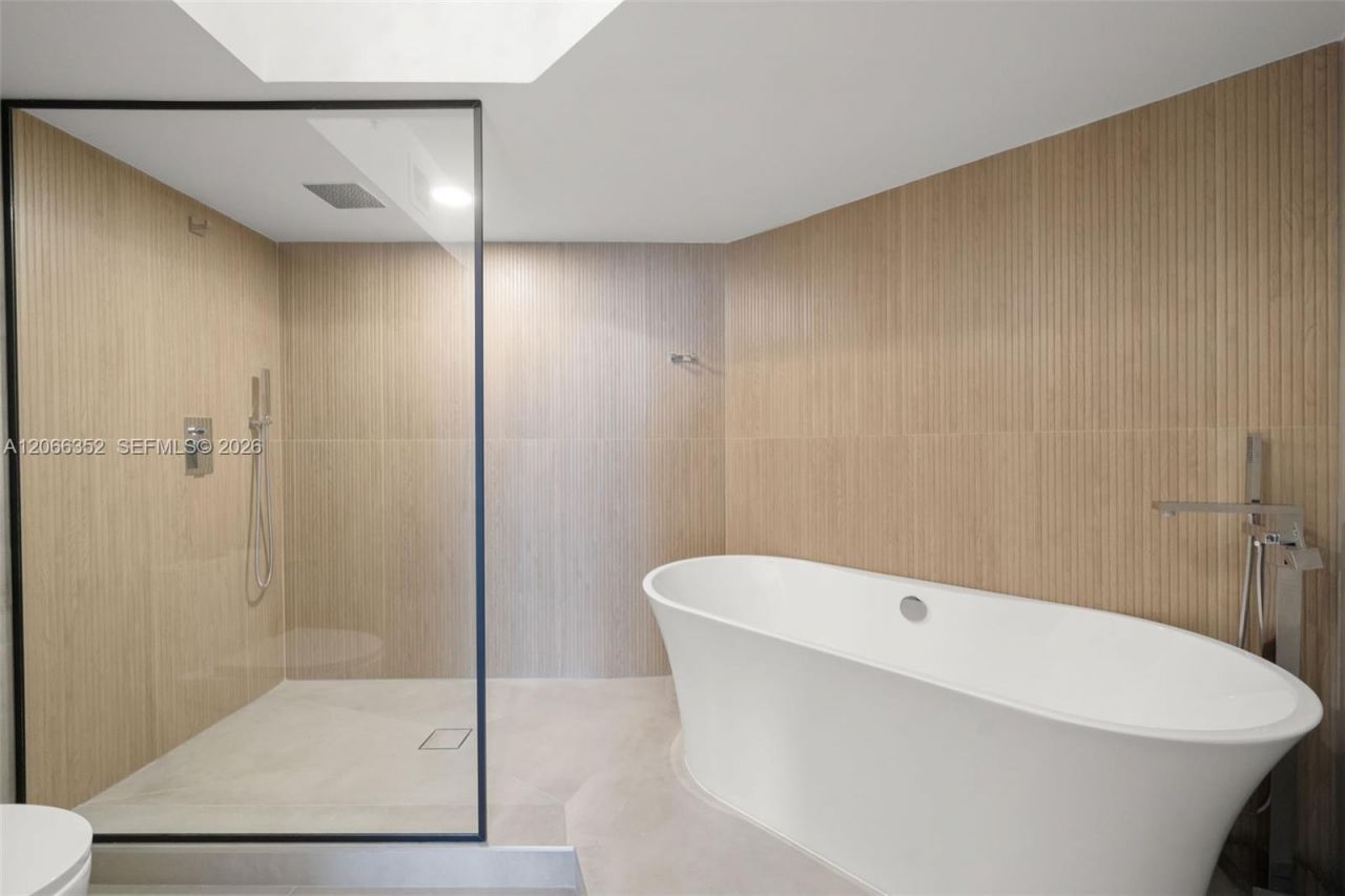 6301 Collins Ave , Unit 2307, Miami Beach, FL 33141 Photo