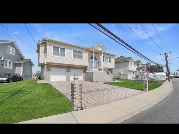 53 East Avenue , Lawrence, NY 11559