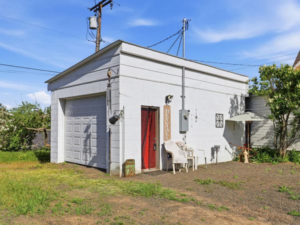 321 S Crosby St, Tekoa, WA 99033