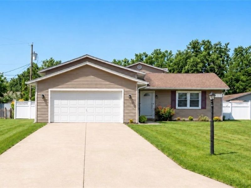 546 Fieldstone Drive, Amherst, OH 44001 Photo 2