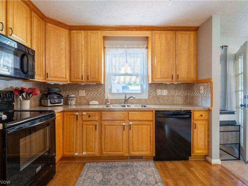 546 Fieldstone Drive, Amherst, OH 44001 Photo 9
