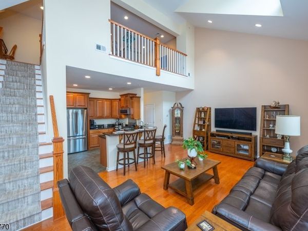 814 River Pl, Butler, NJ 07405