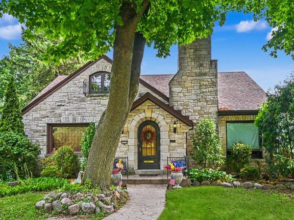 5223 W Hayes AVENUE, West Allis, WI 53219