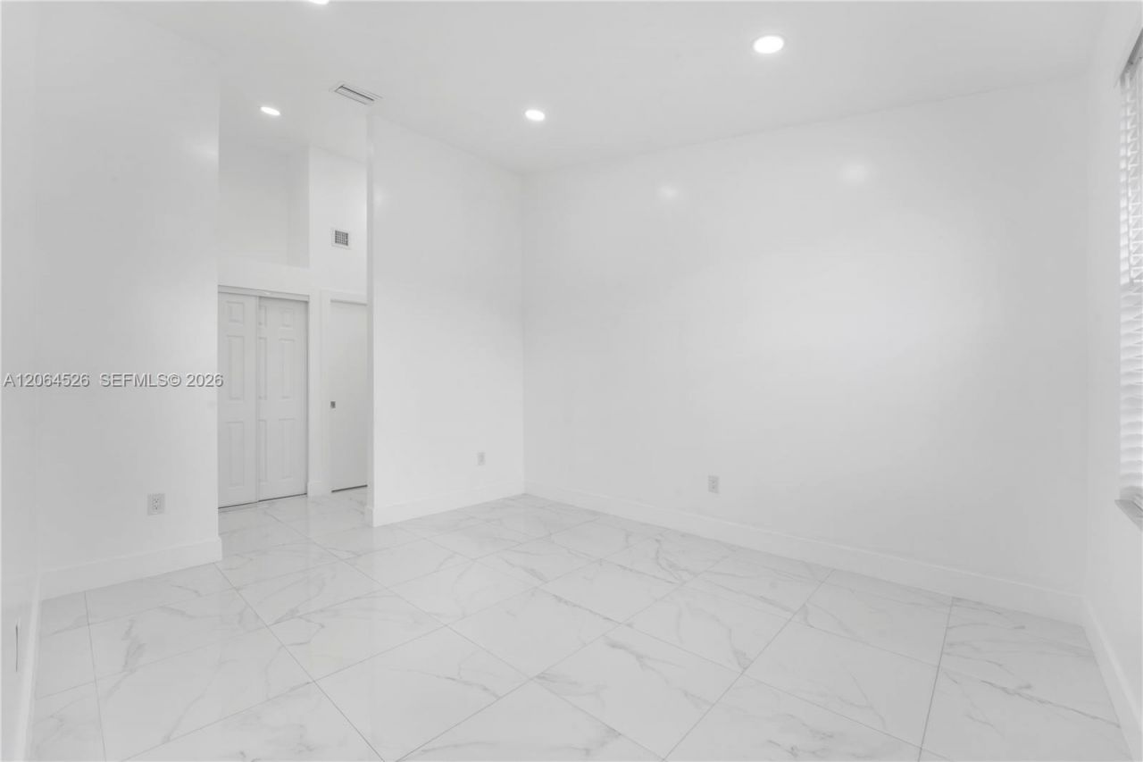 6742 NW 188th Ter , Unit 6742, Hialeah, FL 33015 Photo