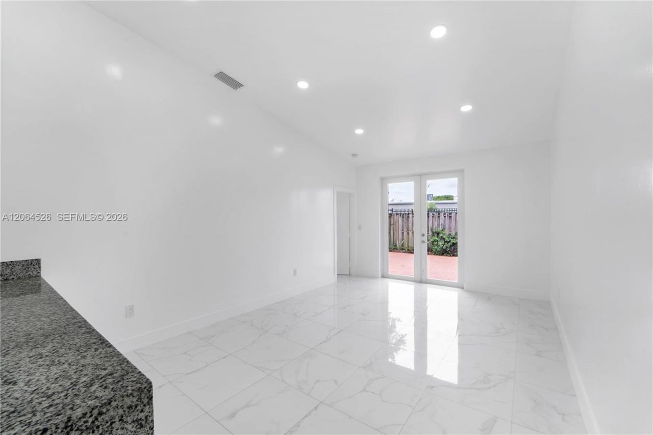 6742 NW 188th Ter , Unit 6742, Hialeah, FL 33015 Photo